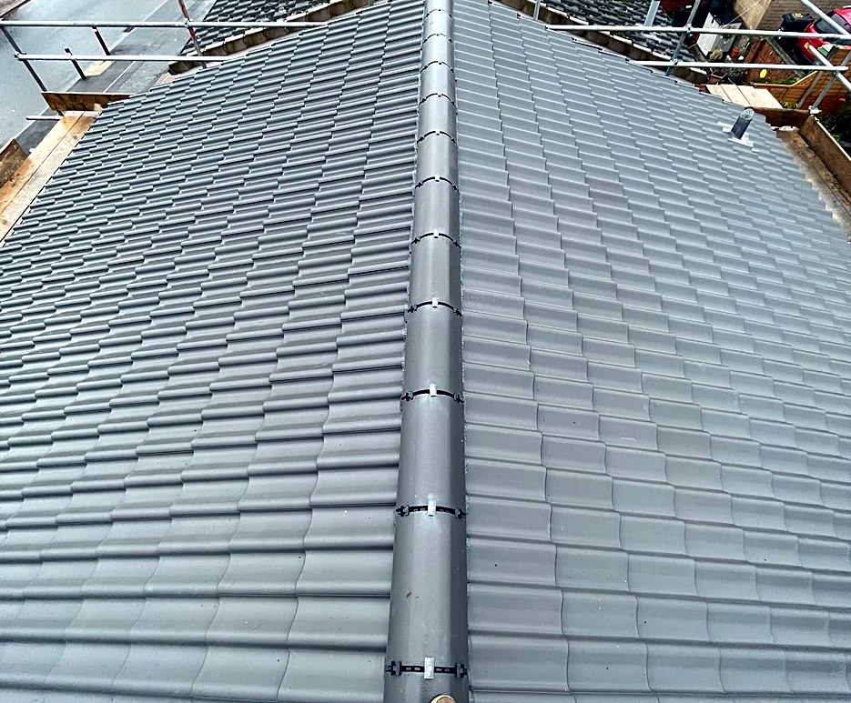 Mechanically fixed dry ridge running the length of a new roof